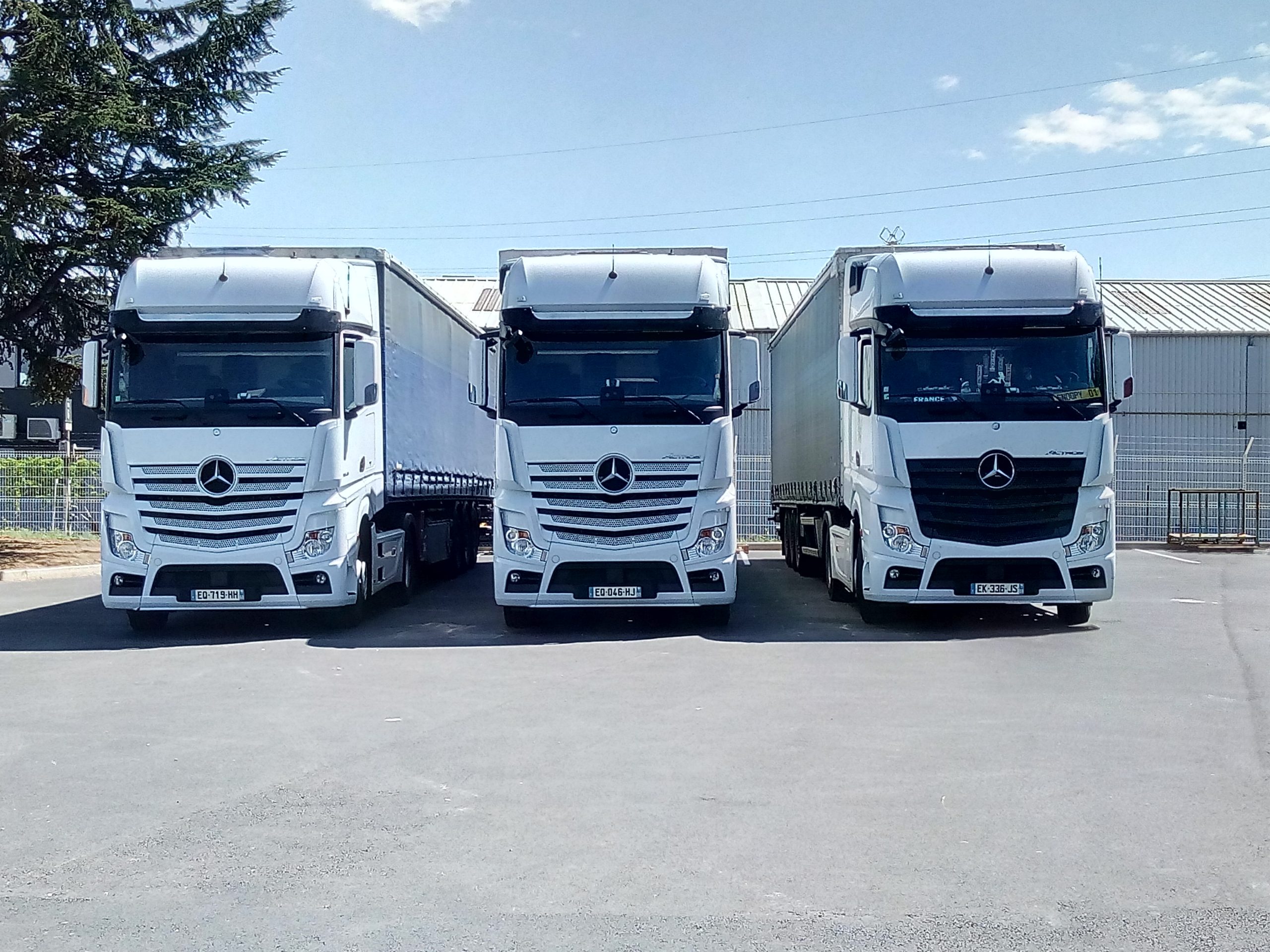 3 camions mercedes de livraison pour le Fret routier trans groupage expresse lyon 69