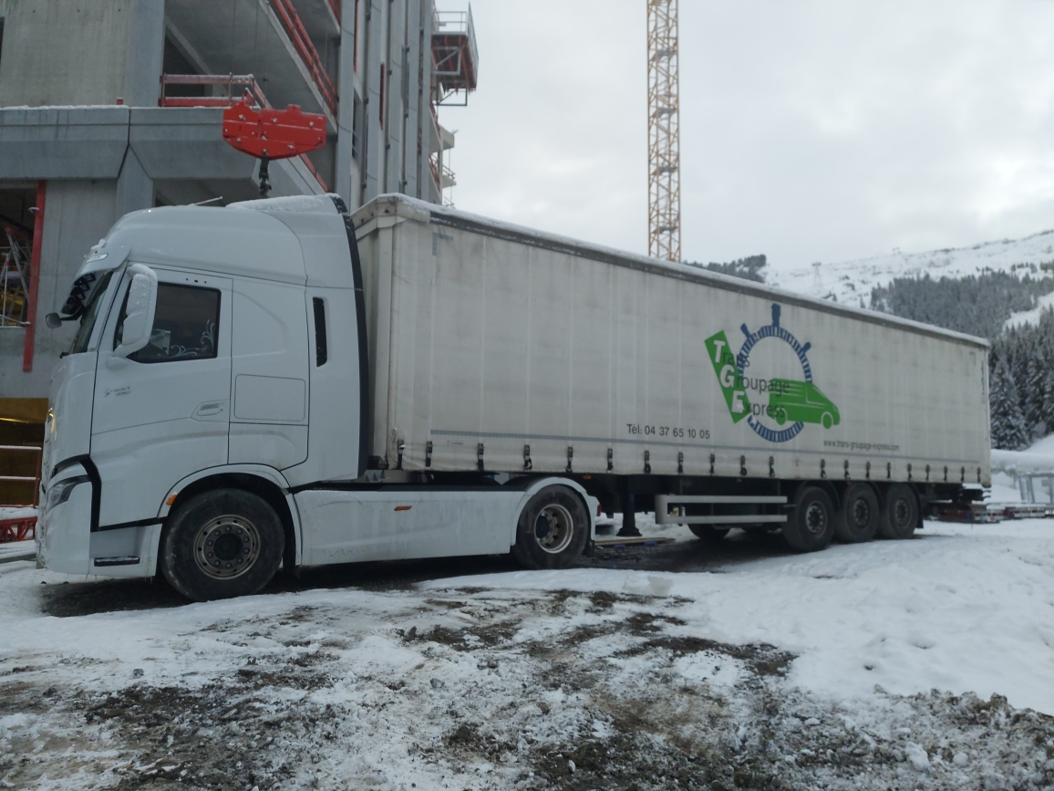 Véhicules de livraison en montagne avec de la neige de l'Entreprise transport routier trans groupage expresse lyon 69