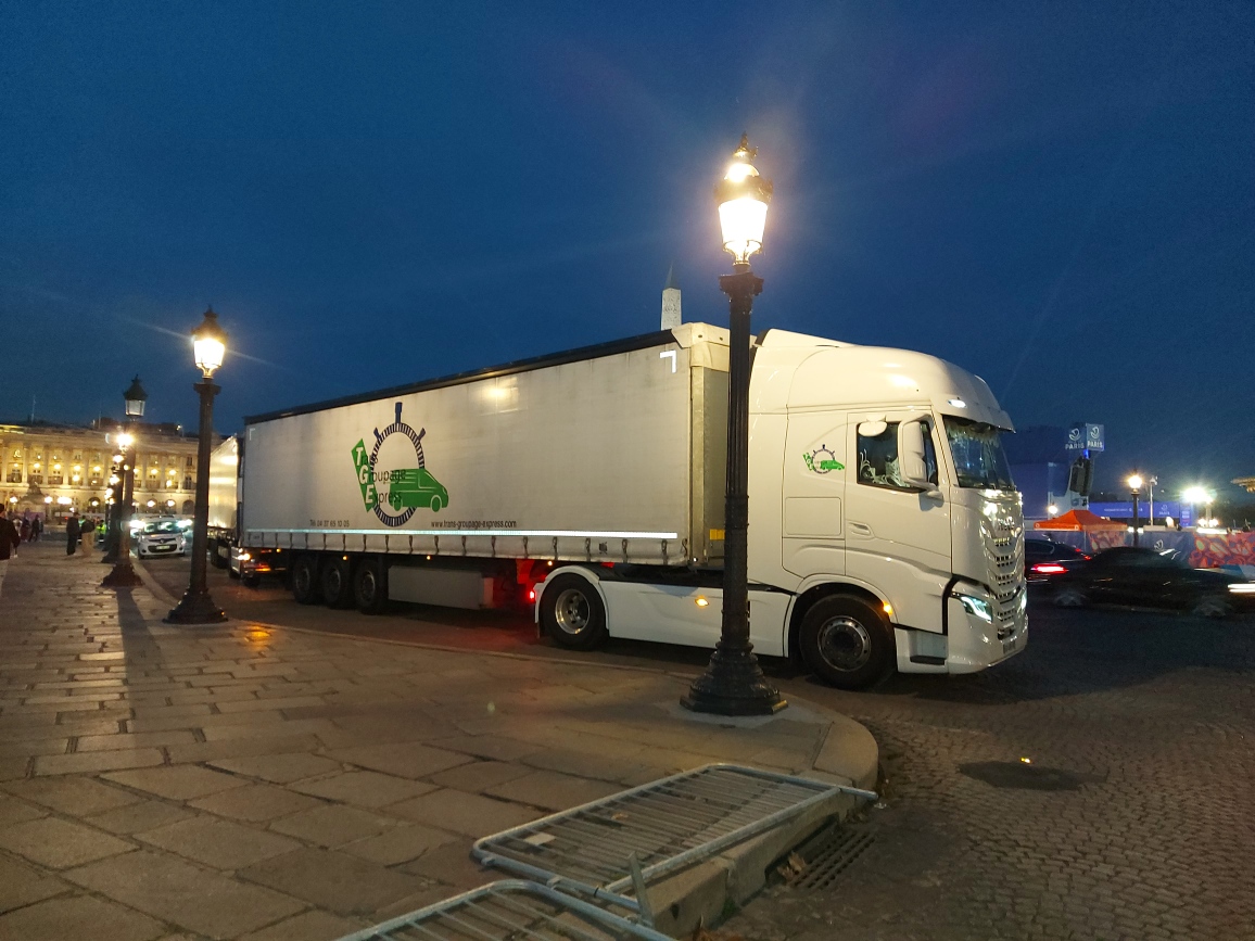 camion de livraison et Transport routier de fret en stationnement de nuit trans groupage expresse lyon 69